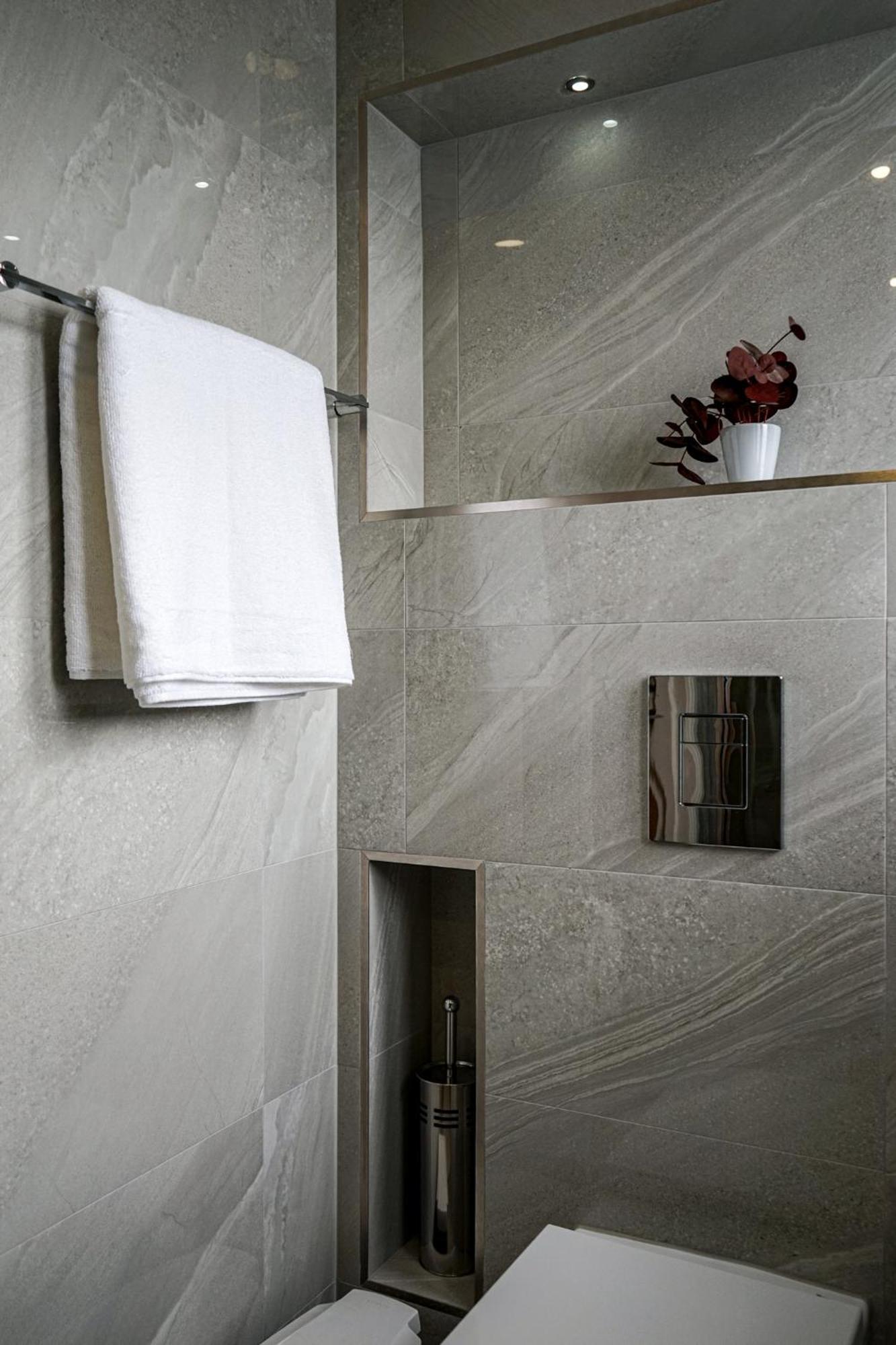 Luxury 5 Star Apartments, Parking, Garden, Near Metro Stations 10-15mins To Apartment